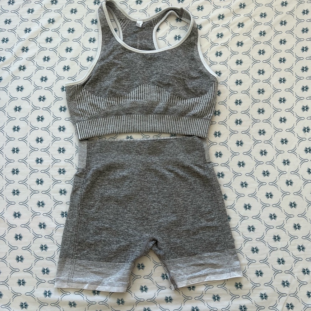 AMAZON SIZE LARGE WORKOUT SET